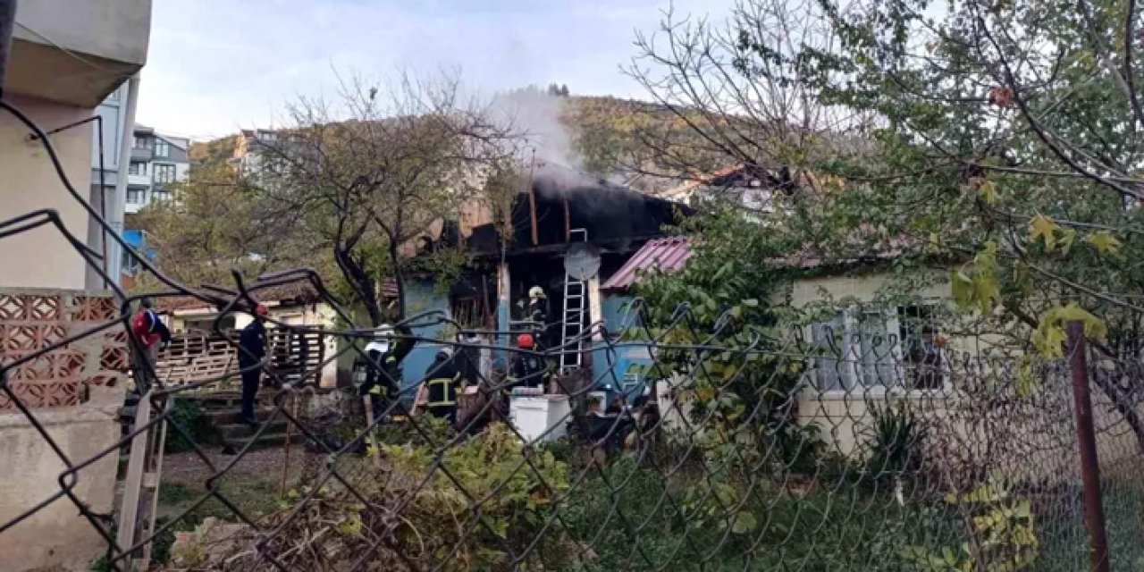 Feci Olay: Çakmağı doldururken hem kendini hem de evi yaktı