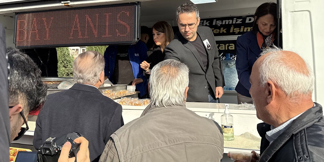 CHP Hacı Bayram Camii’nde lokma dağıttı