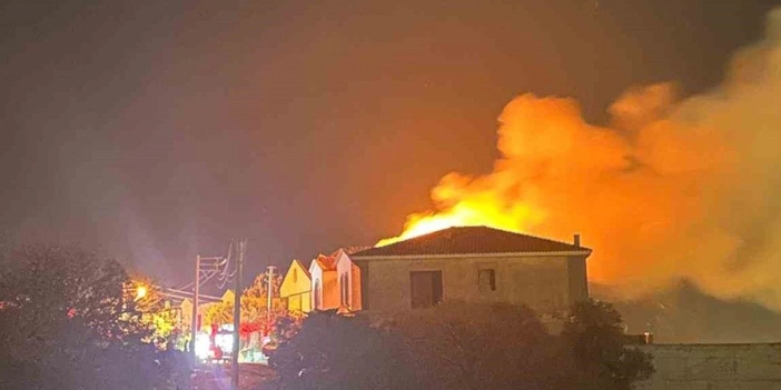 İzmir’in lüks sitesinde yangın: Villa alevlere teslim oldu