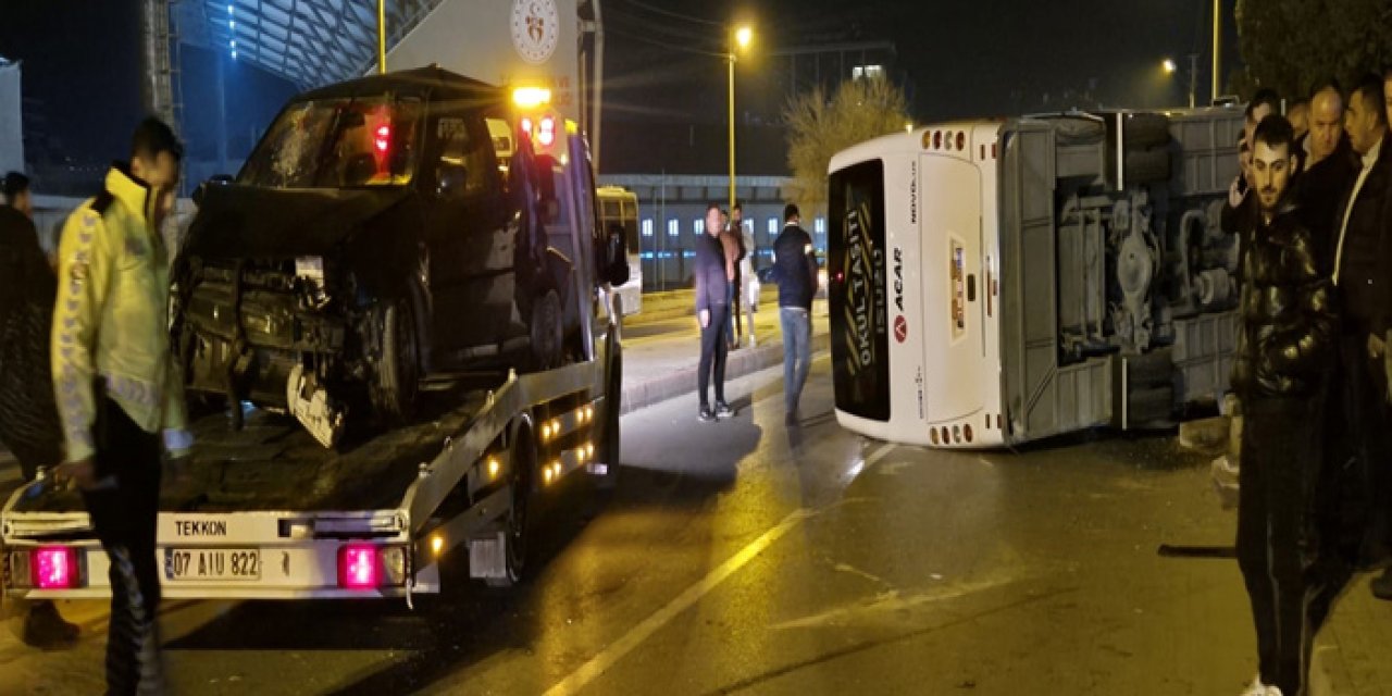 Niğde’de Kavşakta Feci Kaza: Servis Midibüsü Devrildi, 13 Yaralı
