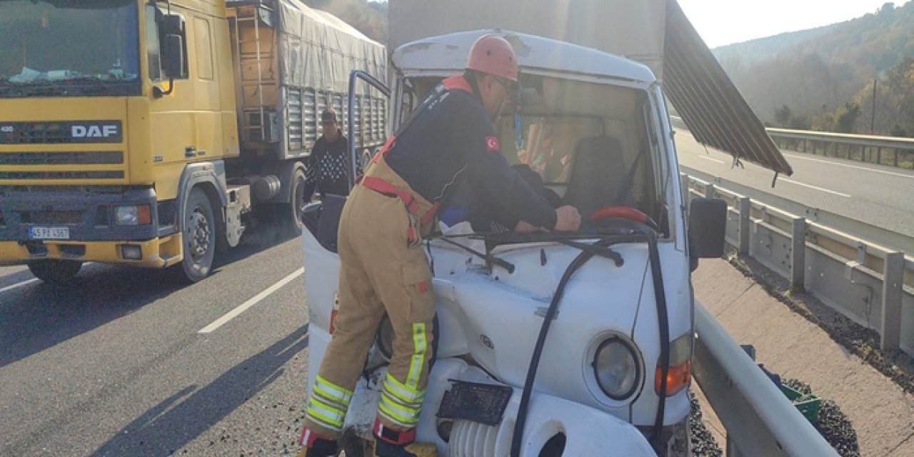 Manisa’da kamyonet TIR’a çarptı: Sürücü ağır yaralı