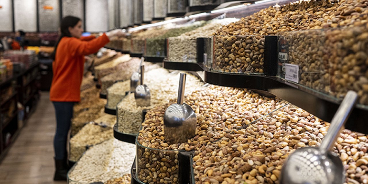 Kuruyemişçilerde yılbaşı mesaisi başladı: Fiyatlar 370 ila bin 300 TL arasında değişiyor