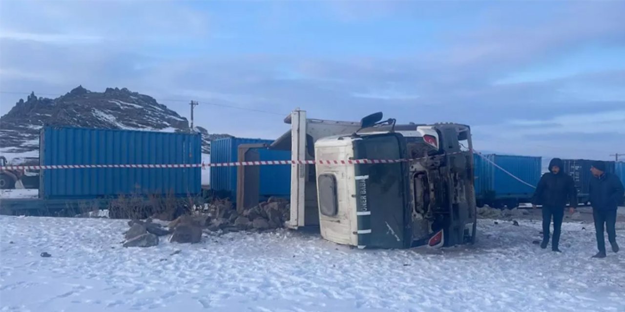 Geçitte feci çarpışma: Yük treni kamyona girdi