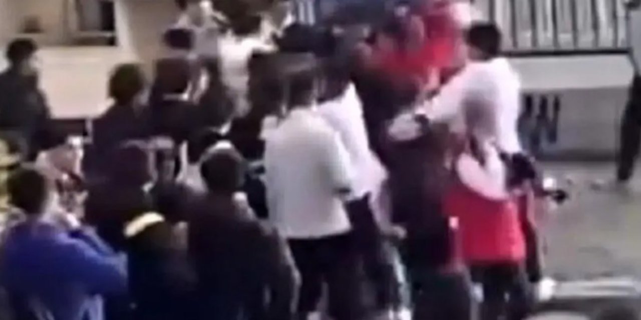 İzmir’de gençler birbirine saldırdı: Onlarca öğrenci kavgaya karıştı