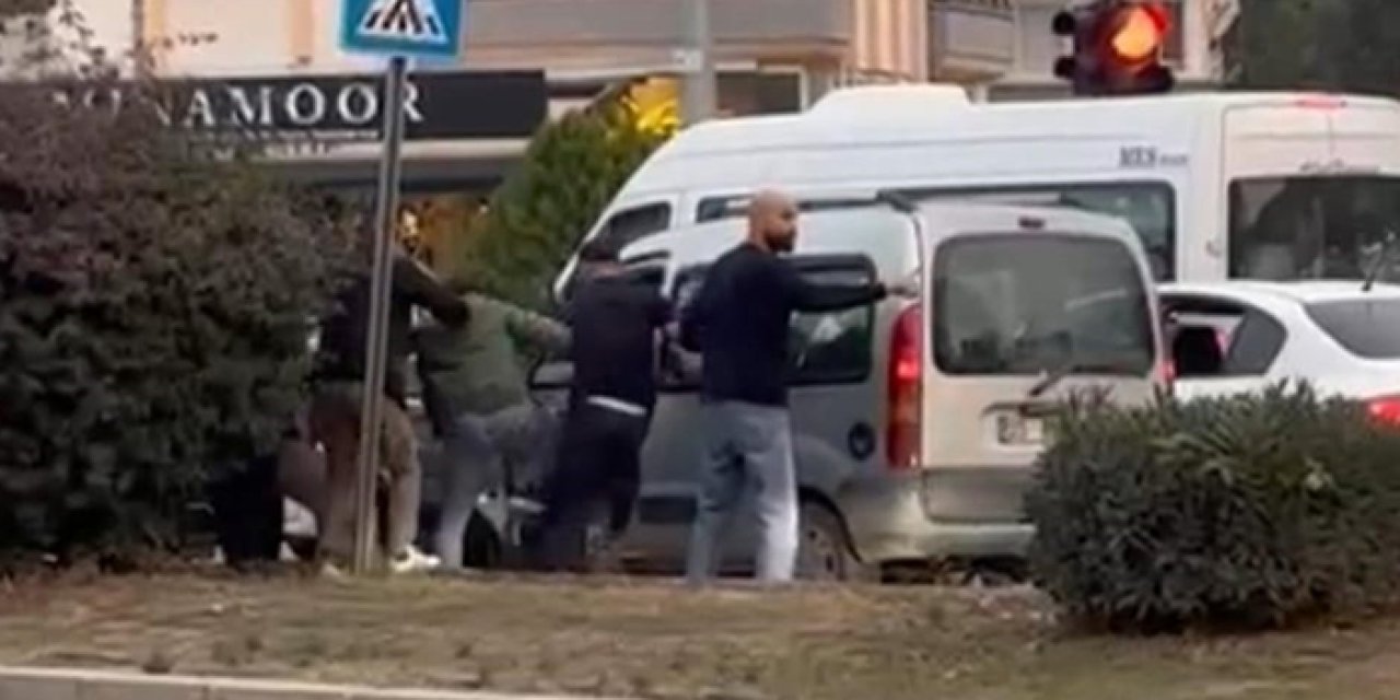 Trafik ışıklarında dehşet anları: Sürücüyü araçtan indirip darbettiler