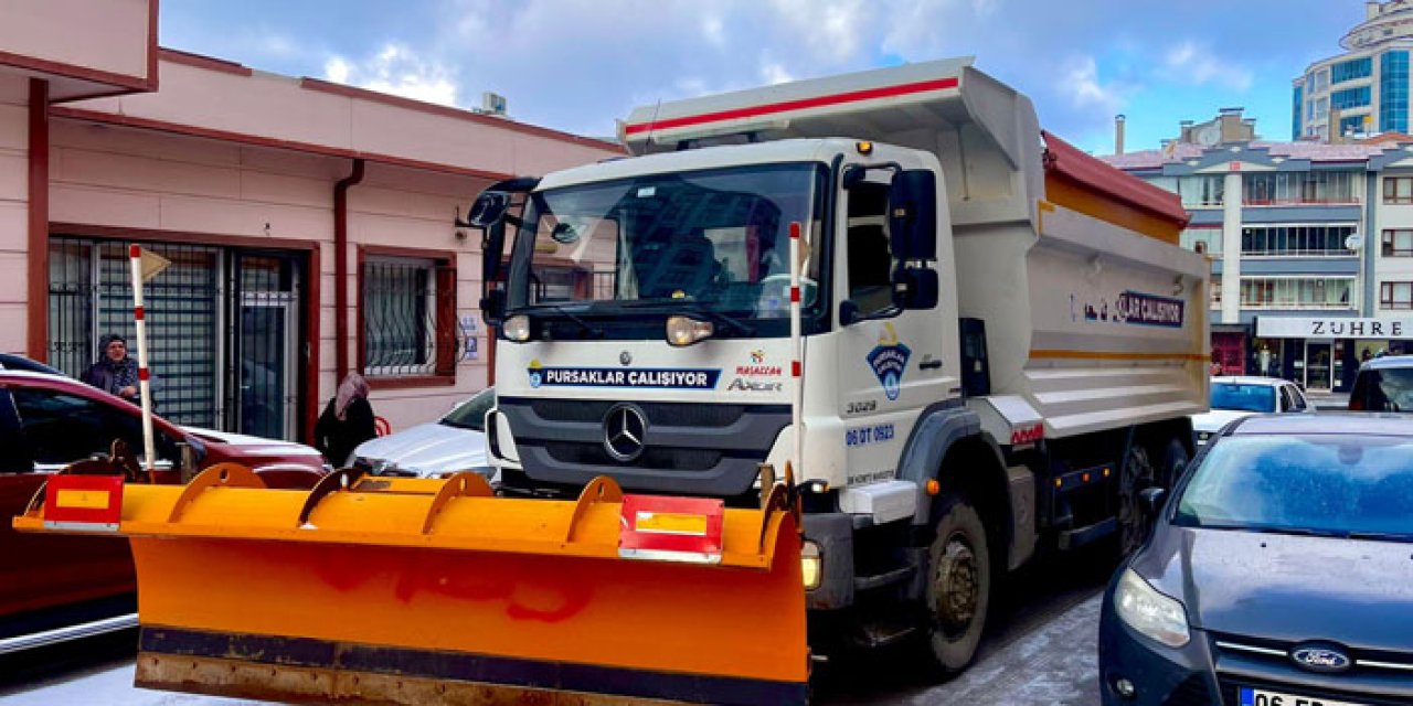 Pursaklar beyaza büründü: Ekipler gece gündüz sahada