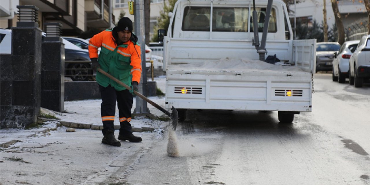 Çankaya’da buzlanmaya karşı tuzlama çalışmaları sürüyor