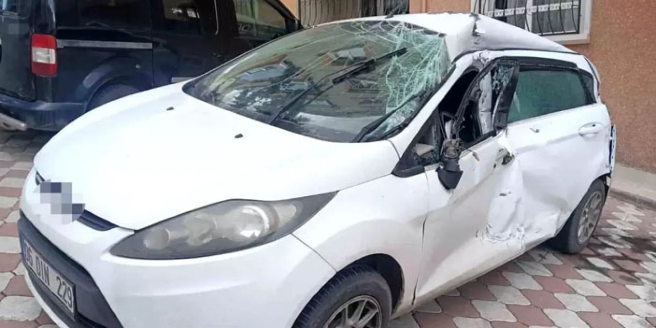 Kaygan yolda kontrolden tır park halindeki araçları piçti