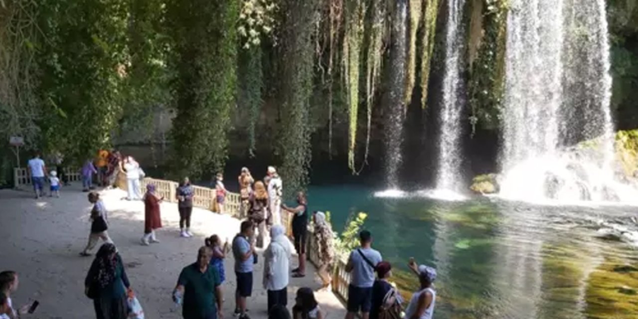 Düden Şelalesi yıl boyu akın akın! Antalya’nın doğa harikası rekora koştu