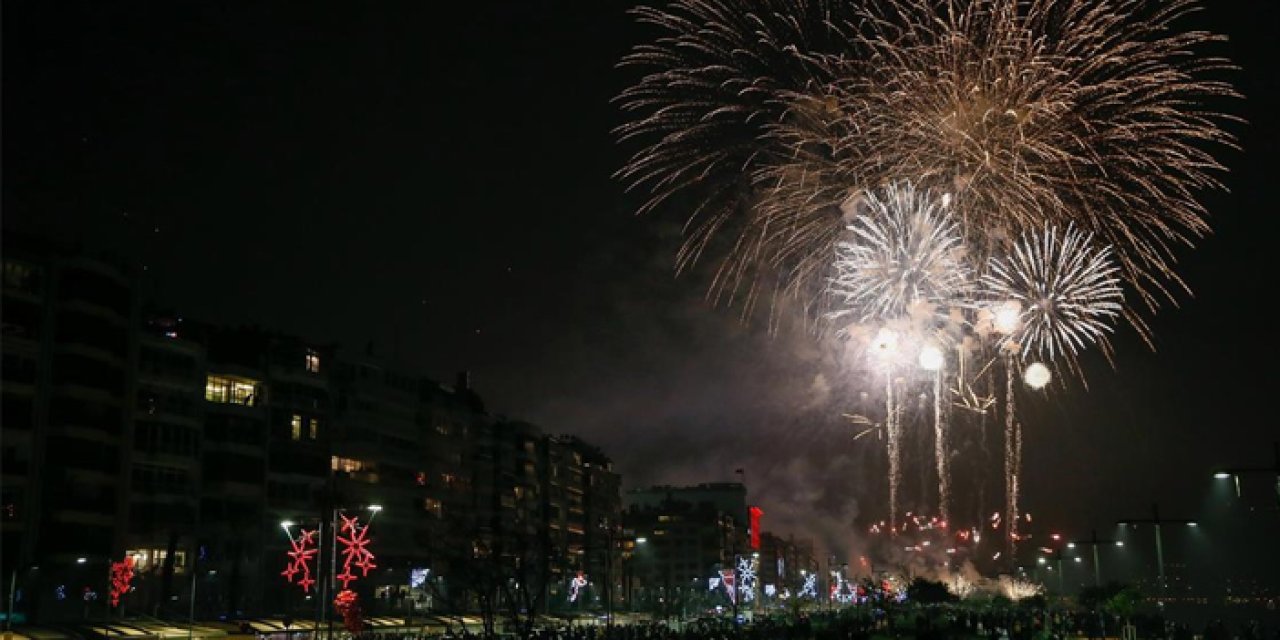 Ankara yeni yıla havai fişek gösterileri ile girdi