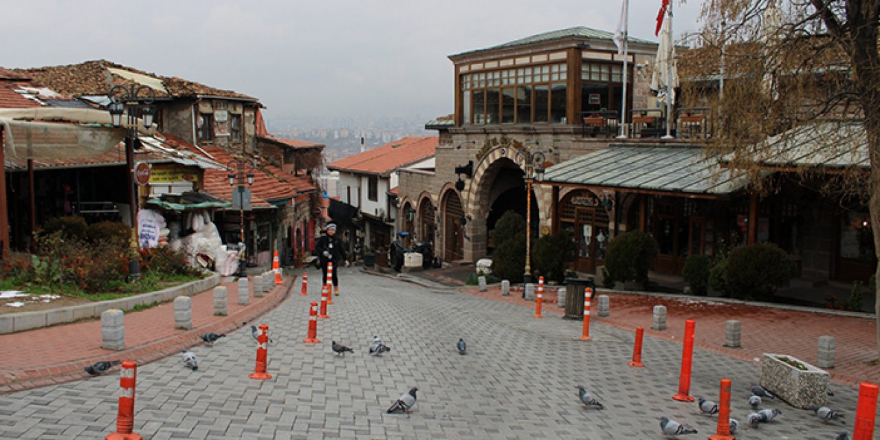 Soğuk hava etkisini gösterdi: Ankara Kalesi tenhalaştı