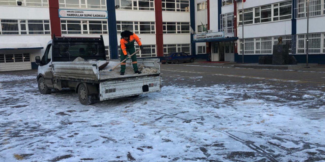 Çankaya’da kar yağışı sonrası parklar, sokaklar ve okullarda yoğun çalışma