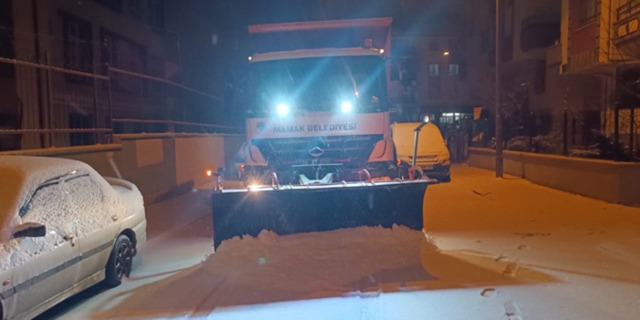 Mamak’ta yılın ilk karı sonrası karla mücadele çalışmaları kesintisiz devam etti