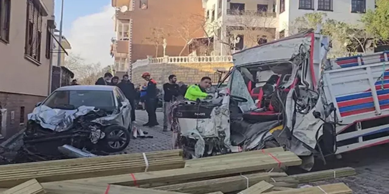 Kamyon dükkana girdi: 1'i turist 2 ölü