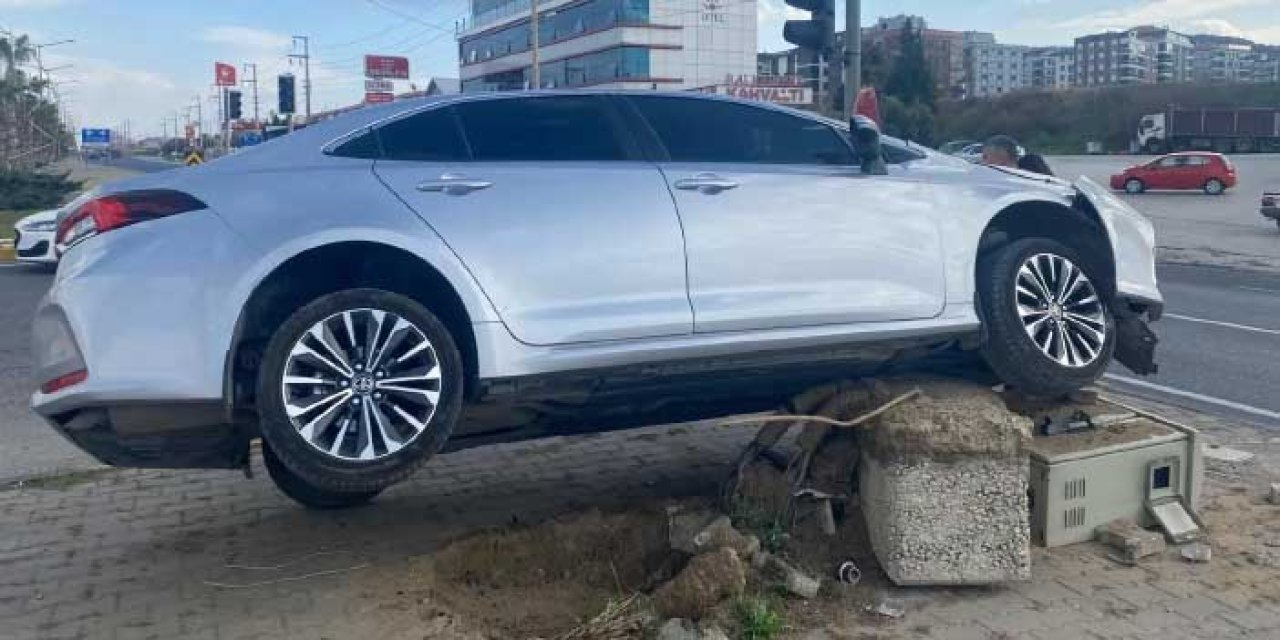 Manisa’da kontrolden çıkan otomobil refüje çıktı: 1 yaralı