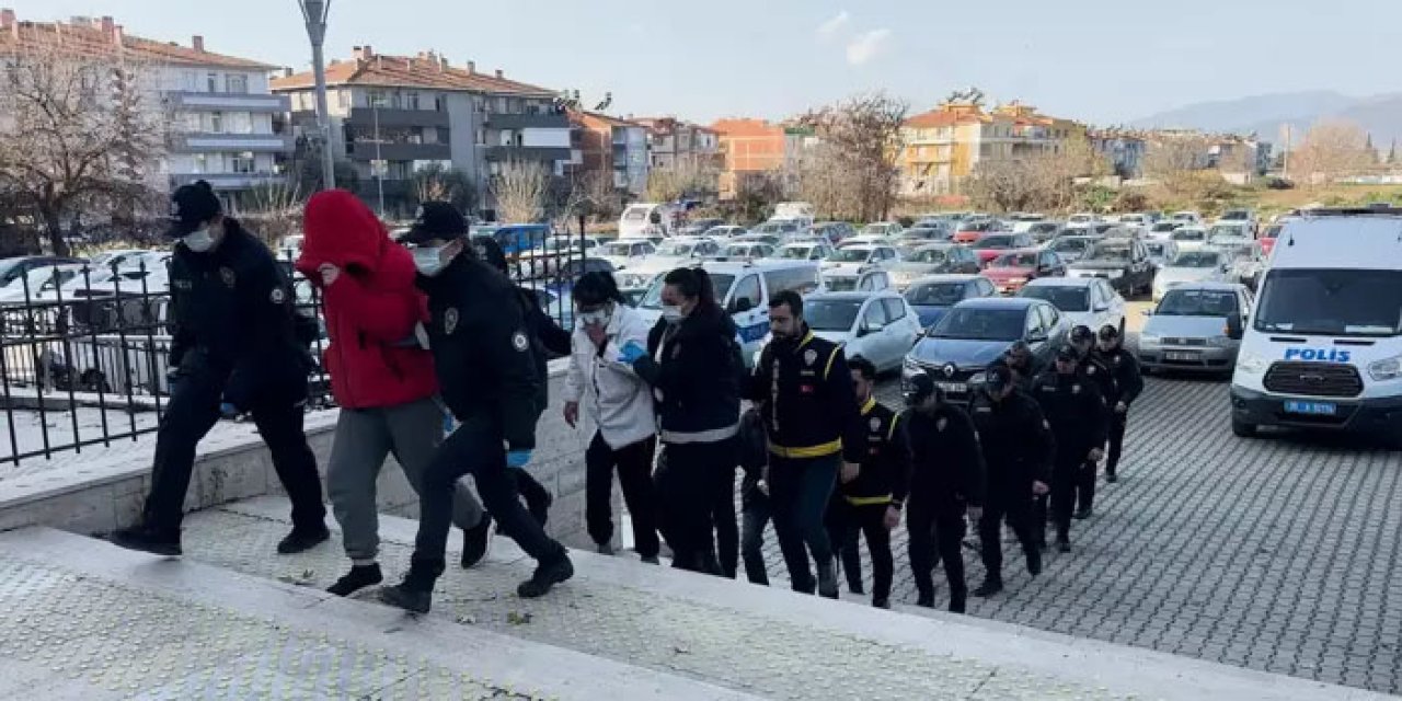 İzmir’de fuhuş ağı mı çözüldü: Operasyonda 8 şüpheli tutuklandı