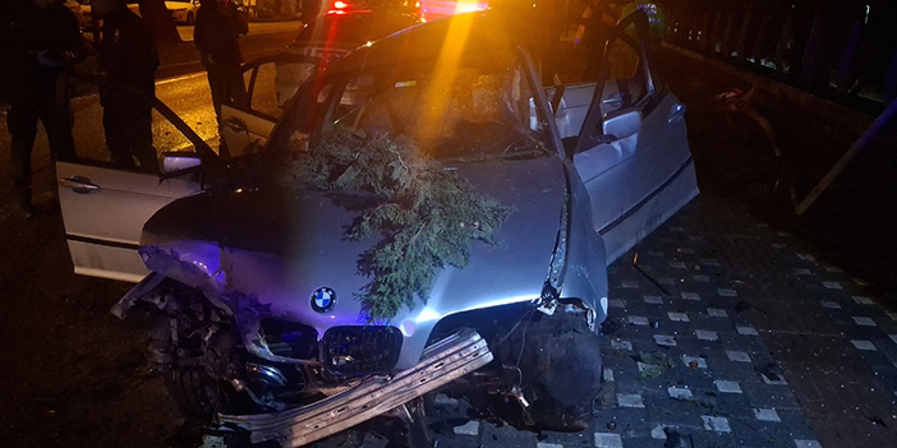 Bursa’da feci kaza: Otomobil ağaç ve levhaya çarptı, 2 kişi ağır yaralı