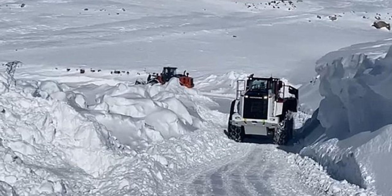 Şırnak’ta 2 metreyi aşan kar yağışına rağmen tüm köy yolları ulaşıma açıldı