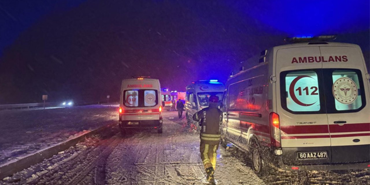 Tokat’ta Otobüs Tıra Çarptı: 13 Yaralı