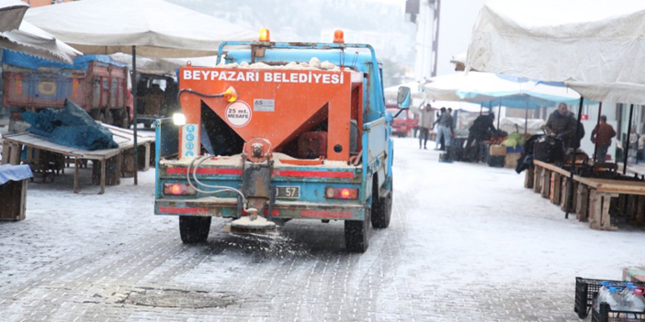Beypazarı’nda kar yağışı sonrası tuzlama çalışmaları sürüyor
