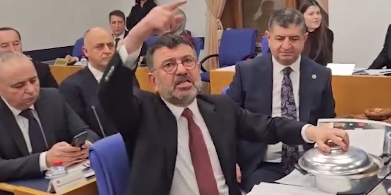 CHP’li vekil AK Parti’nin “emekli aylığı teklifini” yırttı