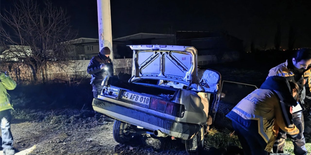 Manisa’da feci kaza: Otomobil direğe çarptı, 1 ölü 2 yaralı