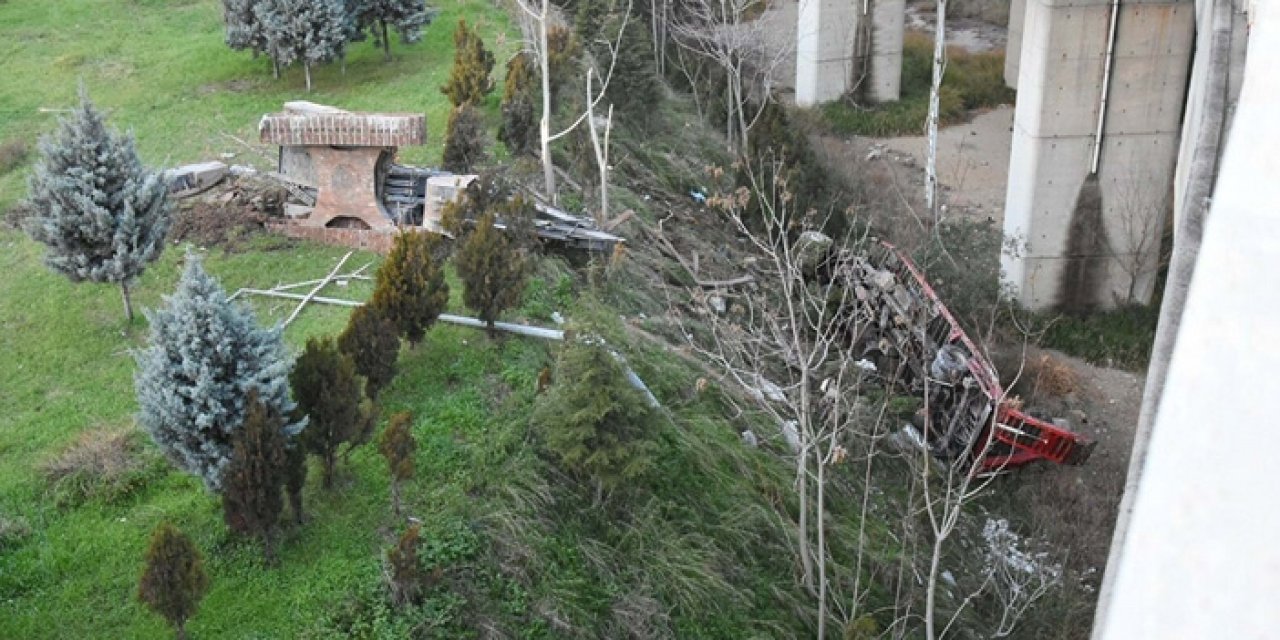 İzmir’de Freni Boşalan TIR Viyadükten Düştü: 3 Yaralı