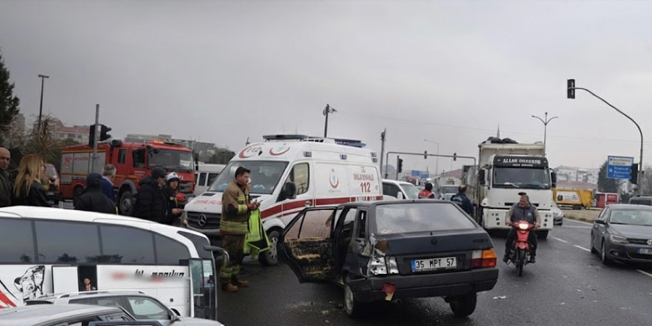 Manisa'da Otobüsle Otomobil Çarpıştı: 2 Yaralı