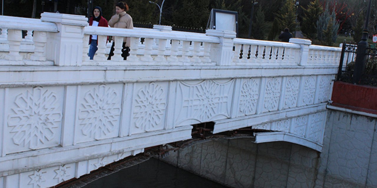 Keçiören’de yaya köprüsü alarm veriyor: Vatandaşlar bakım istiyor