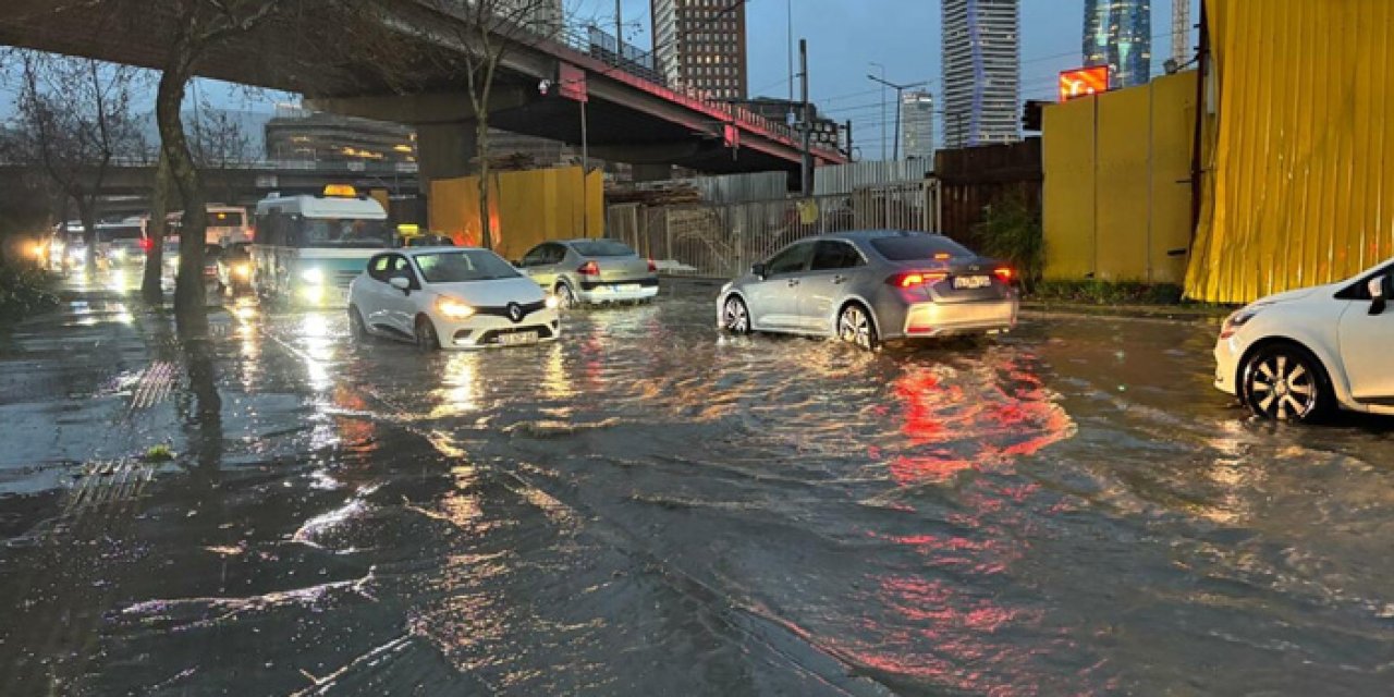 İzmir'i sağanak vurdu: Caddeler göle döndü
