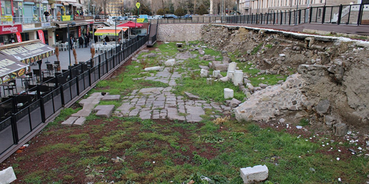 Bir yıl geçmeden zarar gördü: Bilgilendirme panosu kırıldı, alan kirletildi