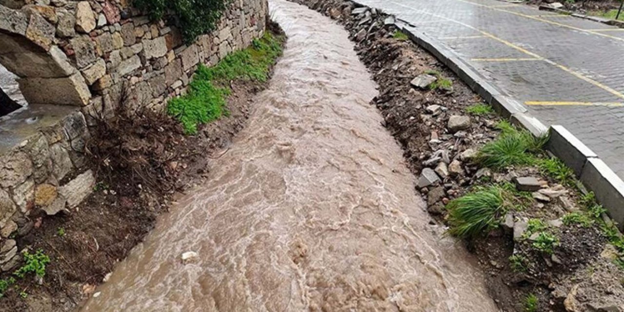 Foça’da yarım saatlik sağanak hayatı aksattı