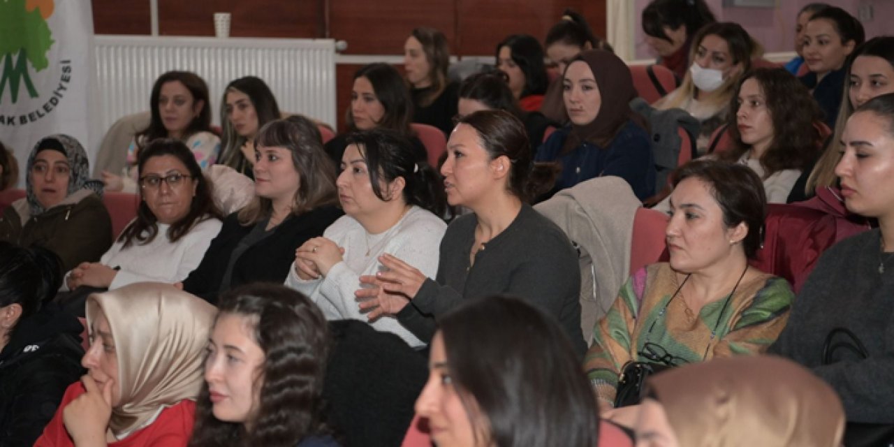 Mamak’ta eğitime ara yok: Kreş eğitmenleri ara tatilde seminerde buluştu