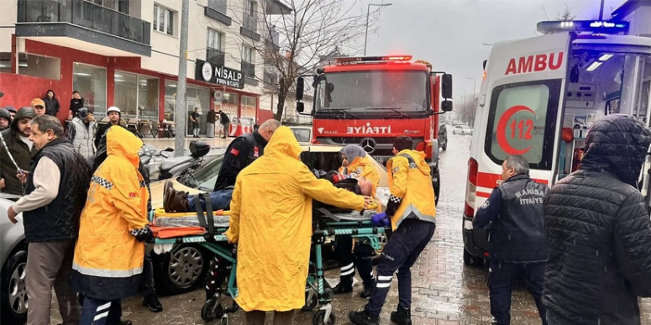 Manisa’da U dönüşü kazası: İki sürücü yaralandı