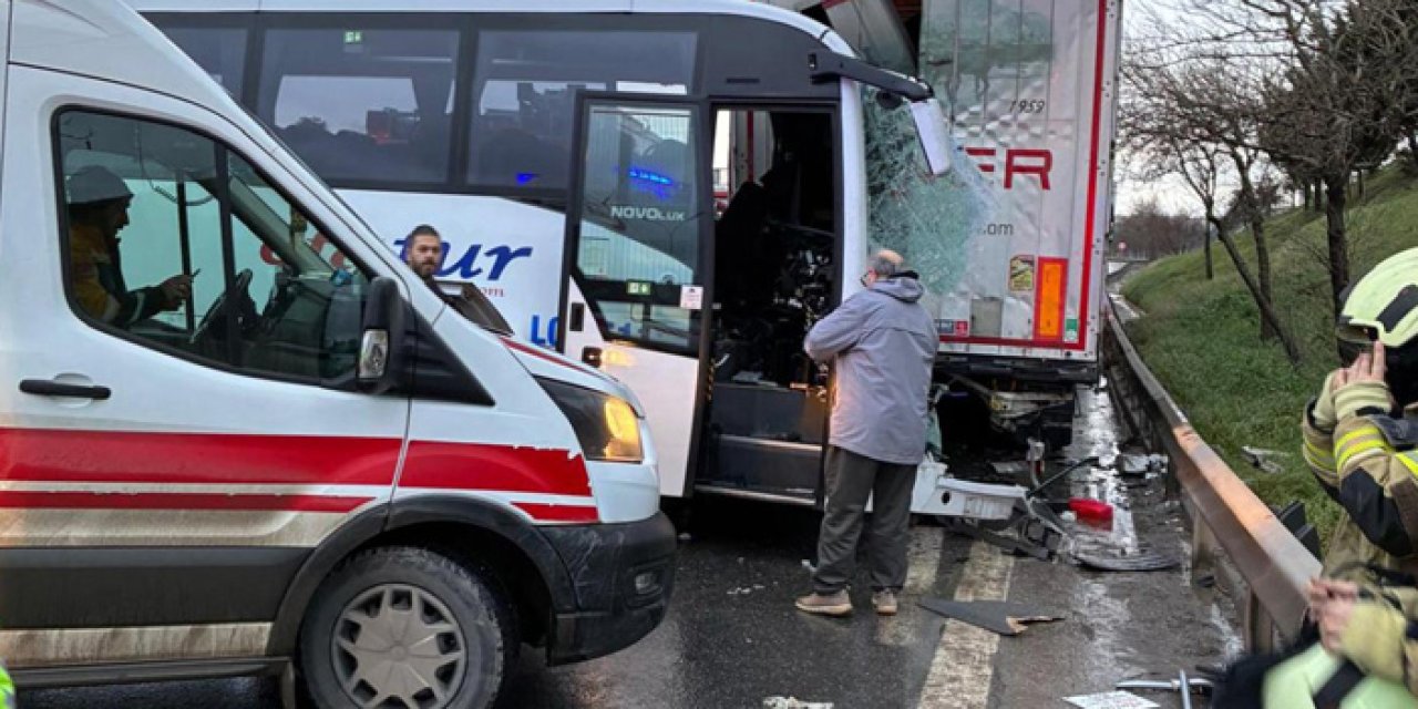 İstanbul Pendik'te midibüs tıra çarptı: 13 yaralı