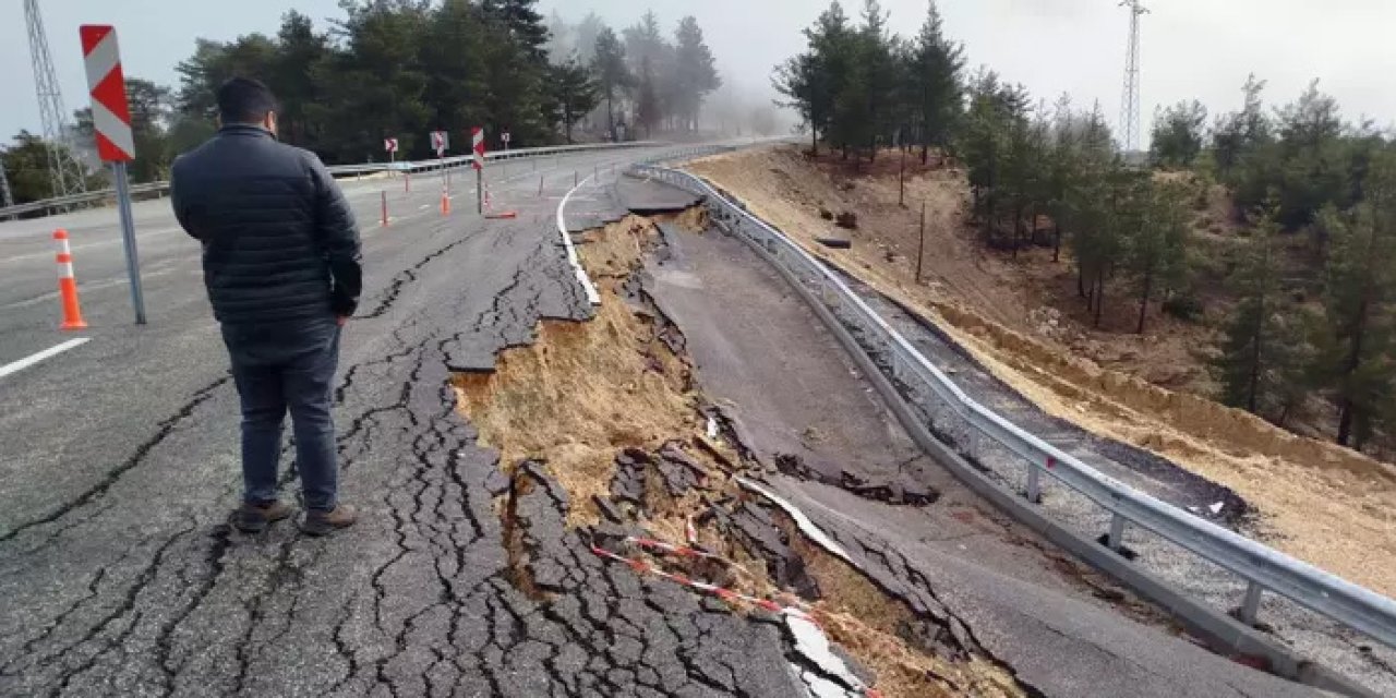 Mersin’de sağanak yağış yolu çökertti