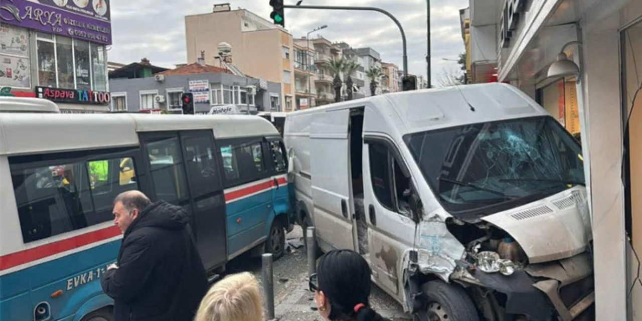 İzmir'de Freni Boşalan Minibüs Dehşet Saçtı: 2 Yaralı