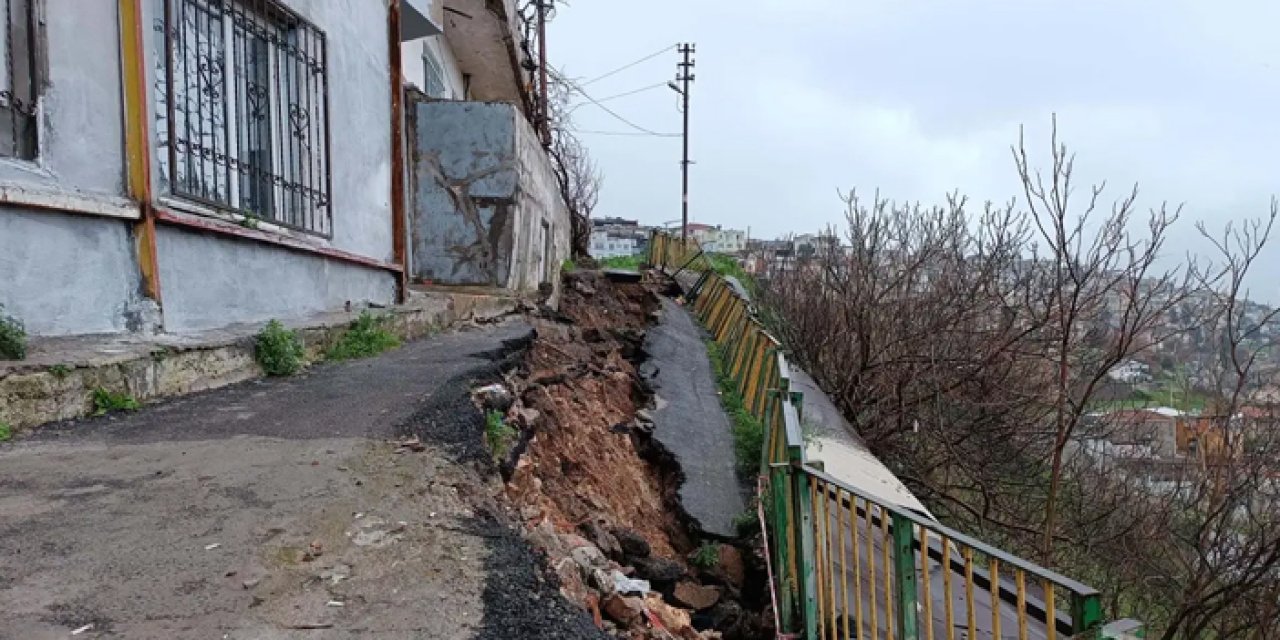 İzmir'de asfalt yol, sağanak sonrası çöktü
