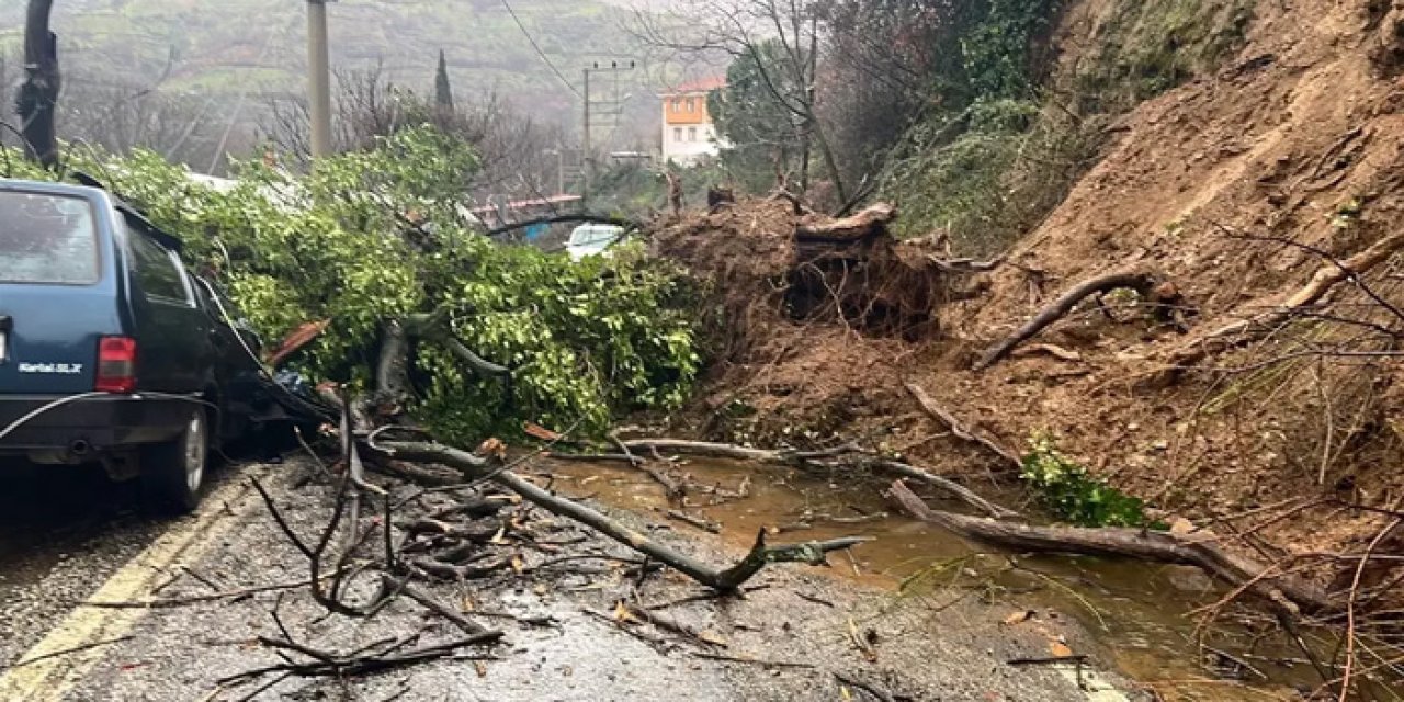 İzmir’de heyelan: Park halindeki otomobil toprak altında kaldı