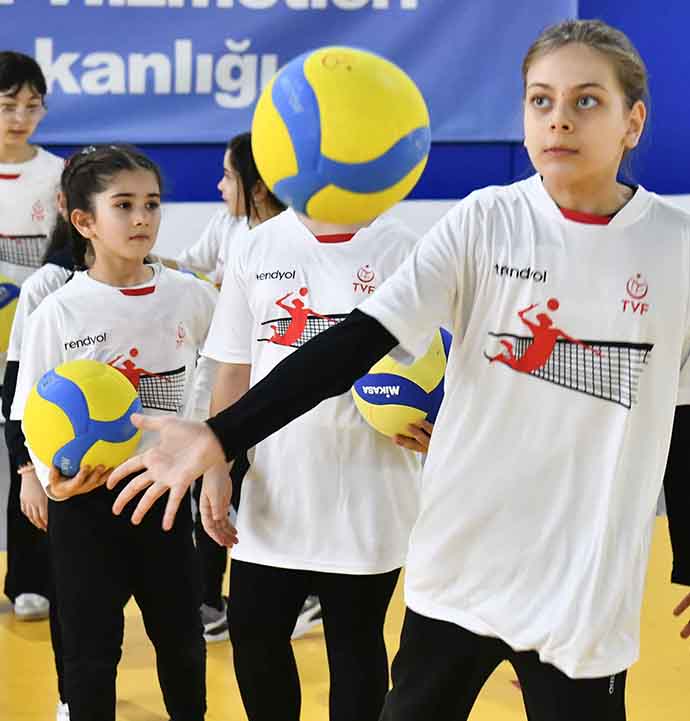 Sincan’da fileye büyük ilgi: 290 çocuk voleybolla buluştu