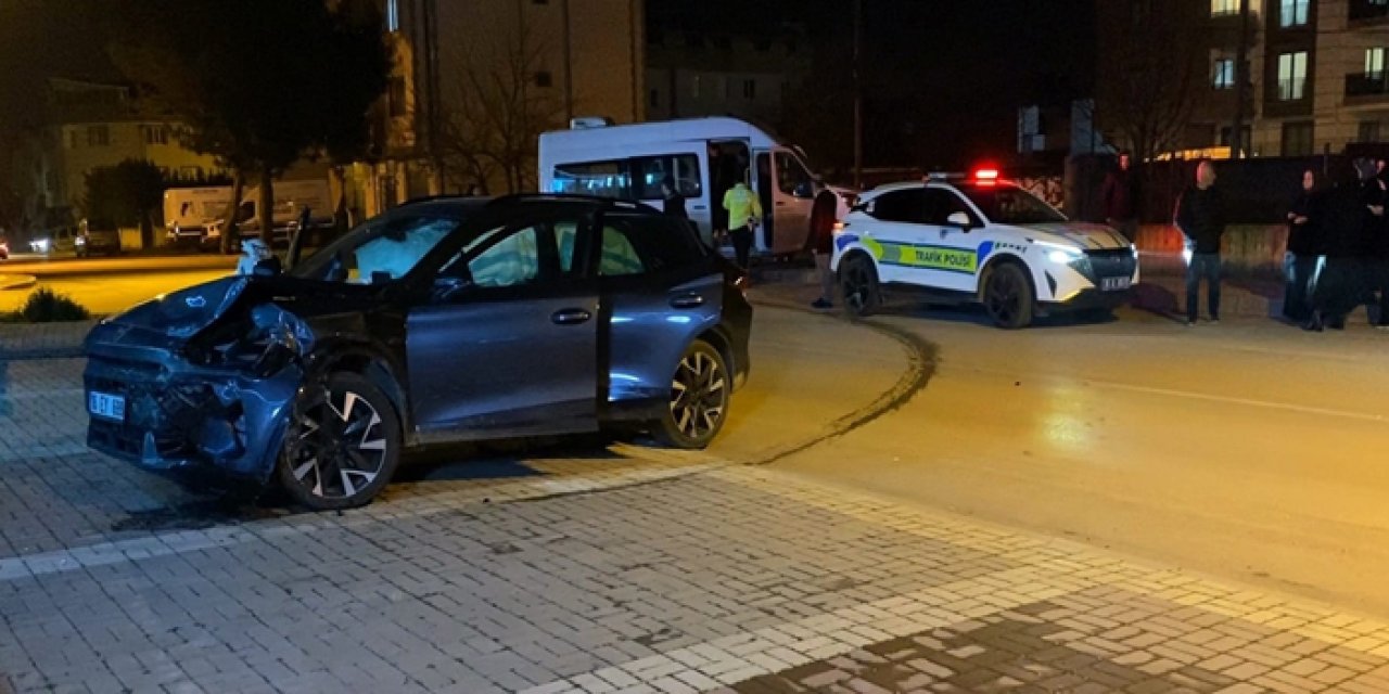 Bursa'da servis minibüsü ile otomobil çarpıştı: 9 yaralı