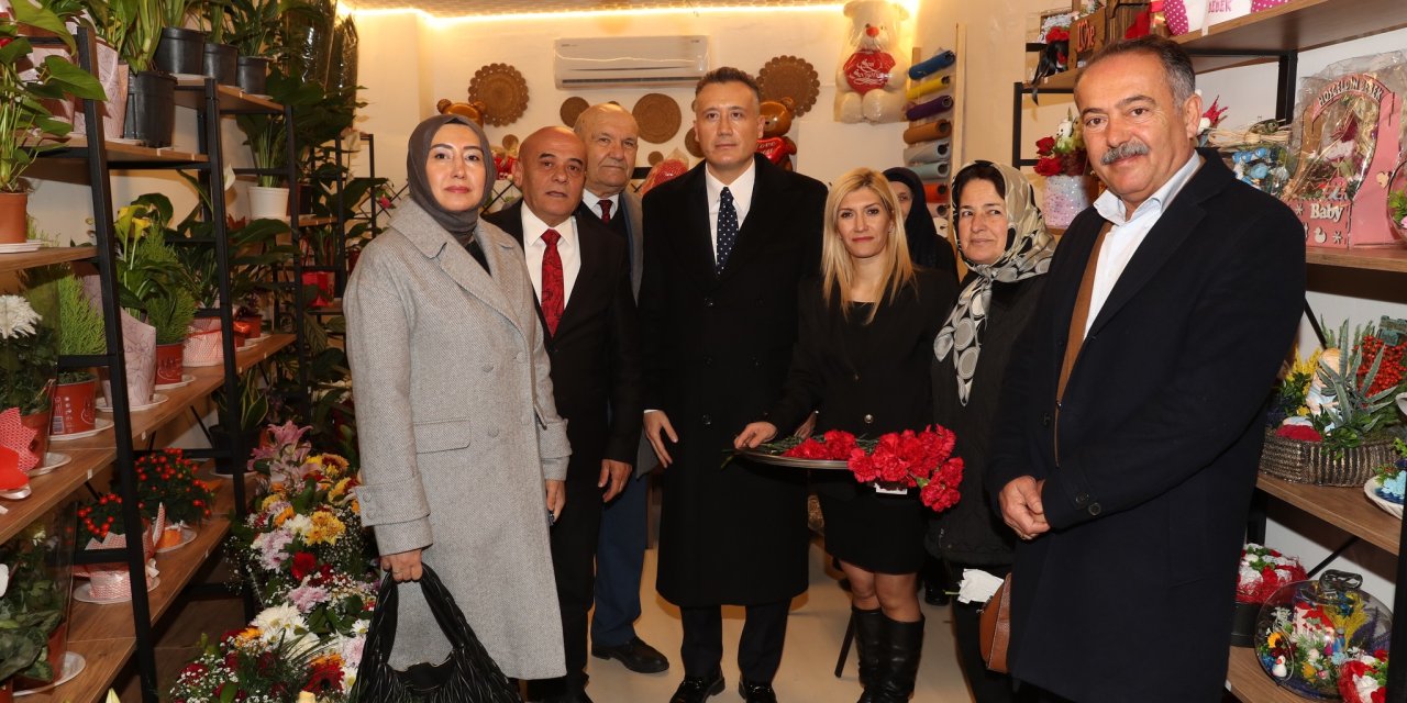 Ayaş’ta Kaymakam çiçekçi açtı