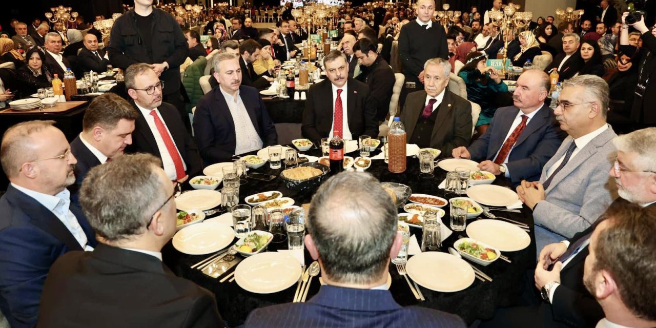 Yeni Bakan nikaha katıldı, Bülent Arınç’la yan yana oturdu