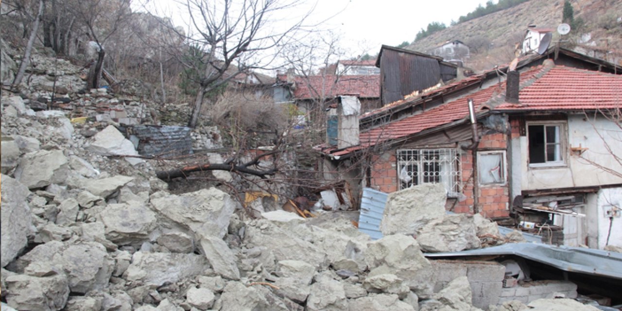 Beypazarı ilçesinde yola sürüklenen kaya parçaları kaldırıldı