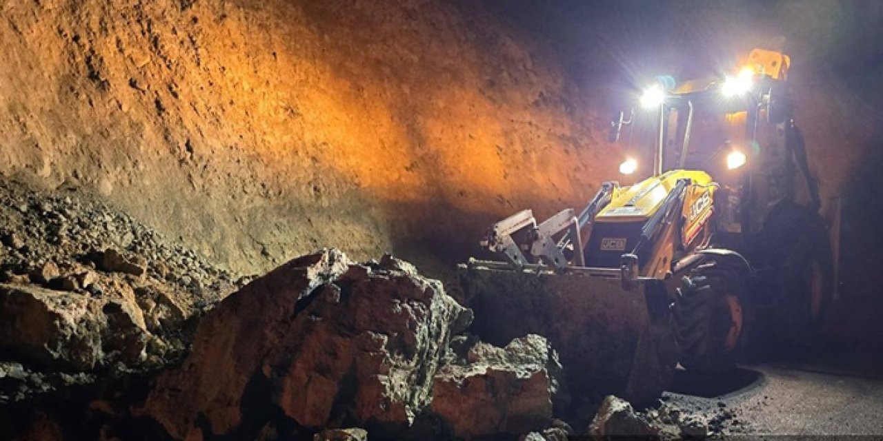 Beypazarı ilçesinde yola sürüklenen kaya parçaları kaldırıldı