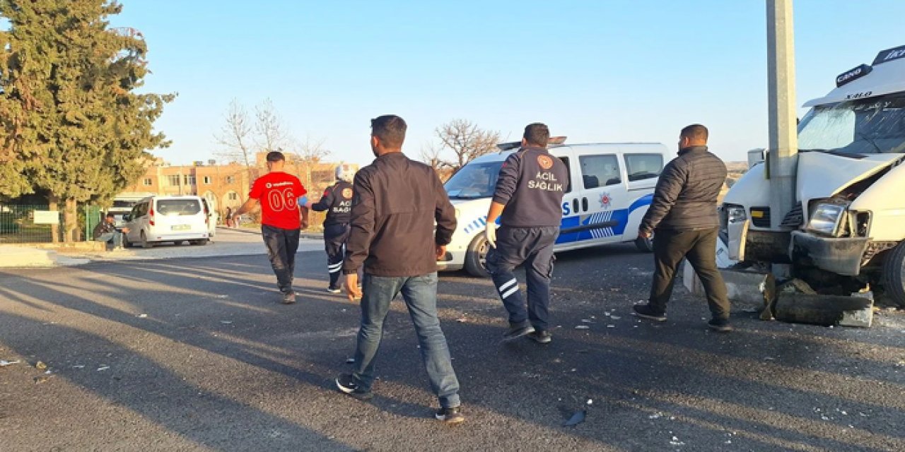 İşçi servisi direğe çarptı: 15 yaralı!