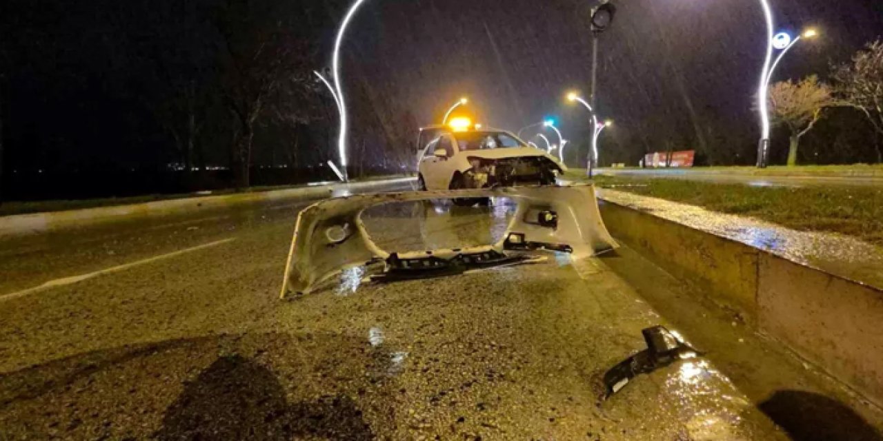 Su birikintisi kazaya sebep oldu: Otomobil önce direğe sonra kaldırıma çarptı