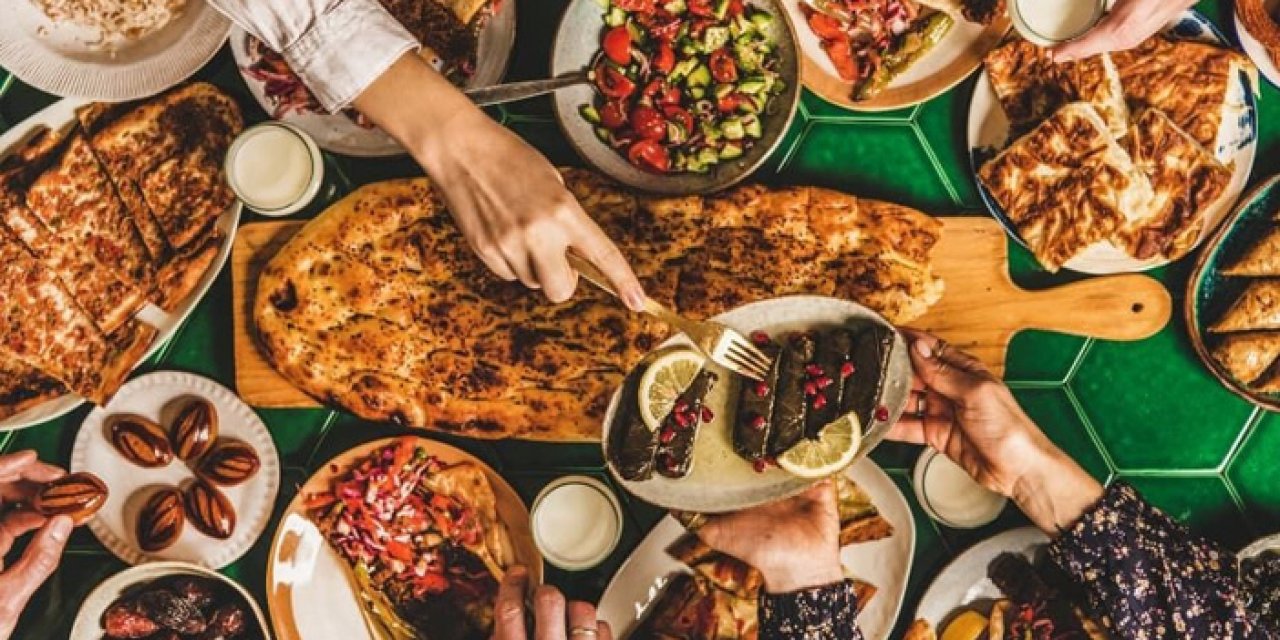 İzmir’de Ramazan Sofraları Kuruluyor: Ücretsiz İftar Noktaları Açıklandı