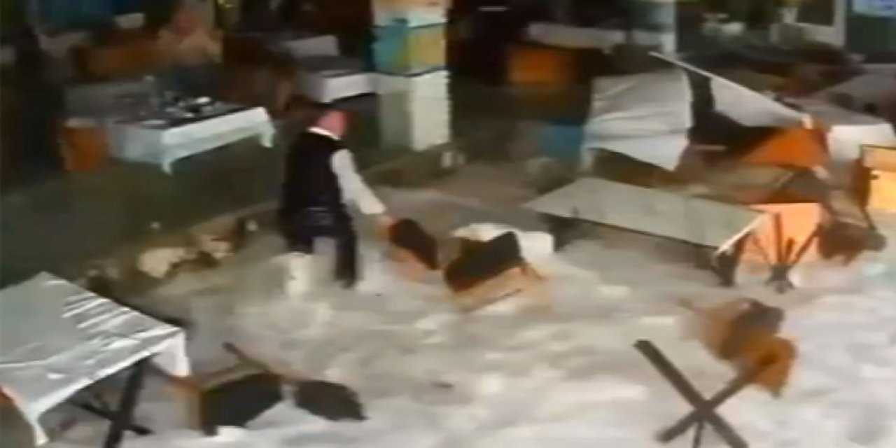 Fırtına sahili yıktı geçti: Dev dalgalar restoranı bastı