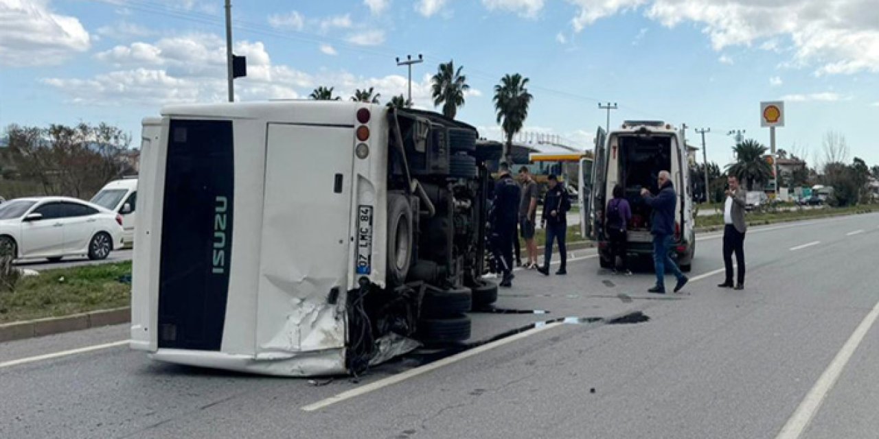 Antalya’da Zincirleme Tehlike: Midibüs Devrildi, 7 Yaralı